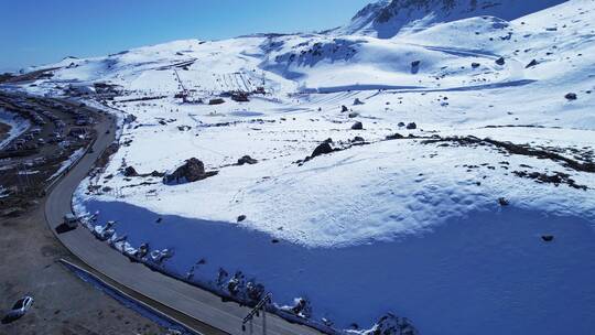 白雪覆盖的安第斯山脉滑雪站景观