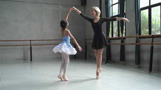 两个人练习芭蕾舞