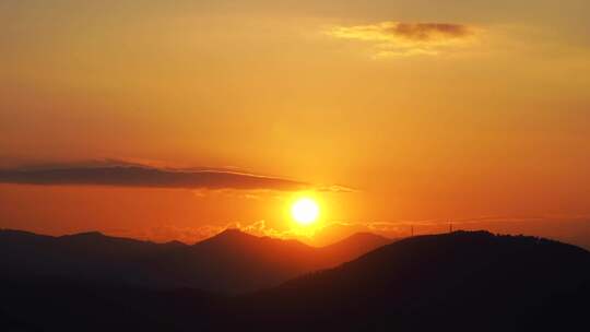 黄昏山峰日落延时唯美夕阳乡村傍晚天空晚霞