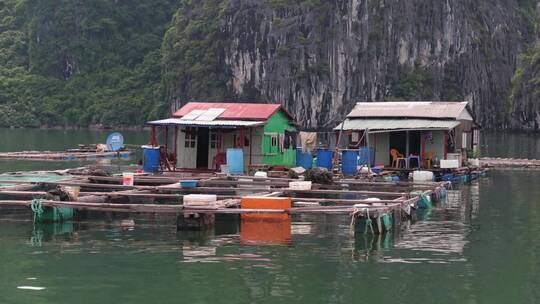 湖上的浮动房屋