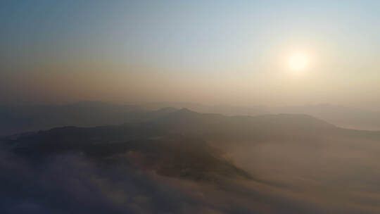 朦胧清晨山巅云海太阳