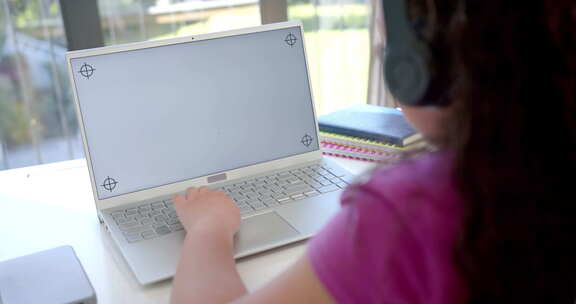 出生女孩在家用笔记本电脑学习，有复制空间