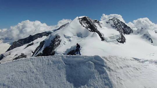 登山成功登顶 团队合作 攀登高峰视频素材模板下载