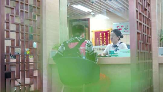 银行柜台客户与柜员交流画面