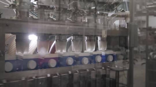 自动化生产线上的乳品生产牛奶灌装过程