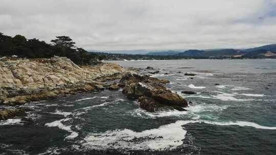 海浪拍打着岩石