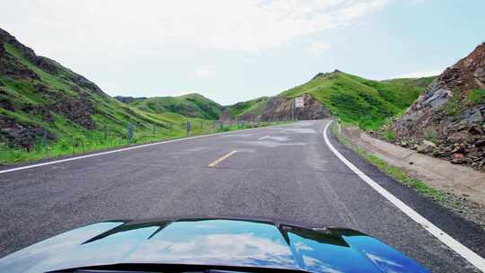 车辆行驶在山路上