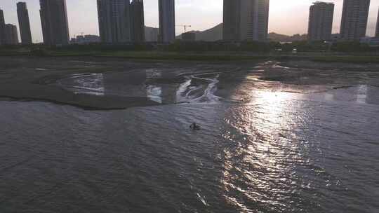 厦门同安区彩虹沙滩城市滨水区域夕阳下景象