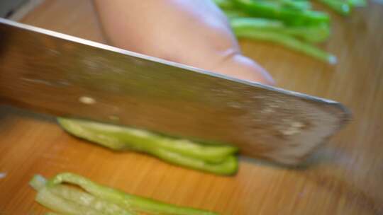 清洗青椒切青椒柿子椒切菜洗菜做饭