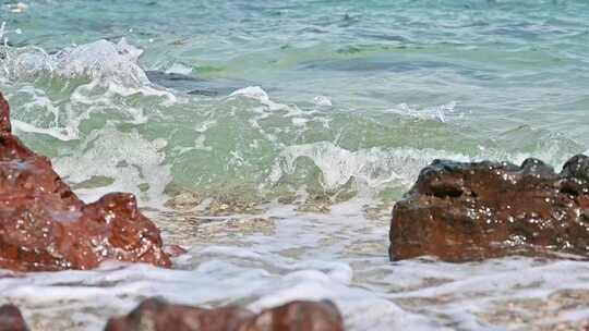 海南海岸线上的礁石白沙滩海浪慢动作