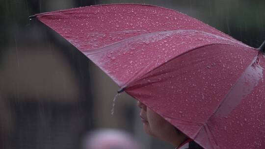 女士撑着红色雨伞