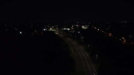 夜间车辆通过道路的鸟瞰图