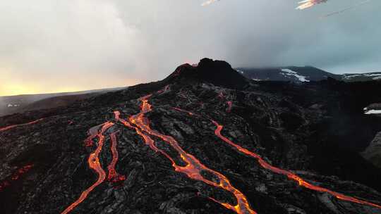 流星小行星从活火山上空坠落，鸟瞰