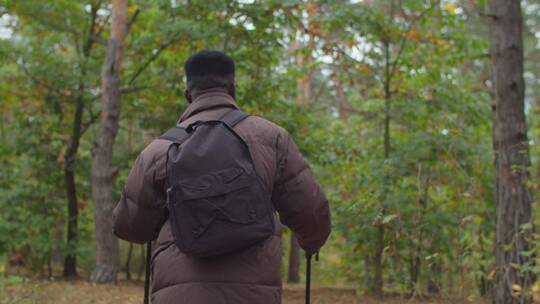背着背包在森林里旅行的非洲徒步旅行者视频素材模板下载