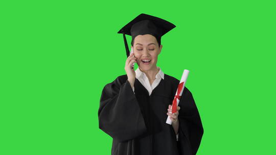 女学生穿着毕业礼服打电话视频素材模板下载