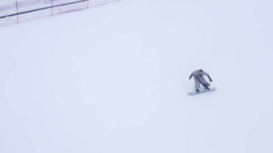 户外雪地上单人滑雪板运动画面