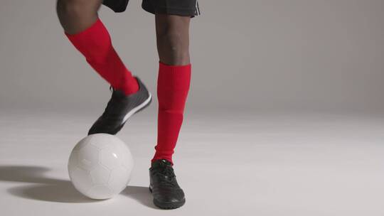 工作室拍摄踢足球的运动员视频素材模板下载