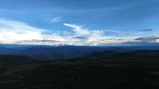 贡嘎雪山日出神山航拍