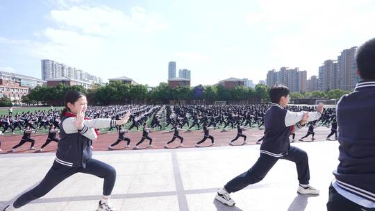 4k学生在学校操场做课间操