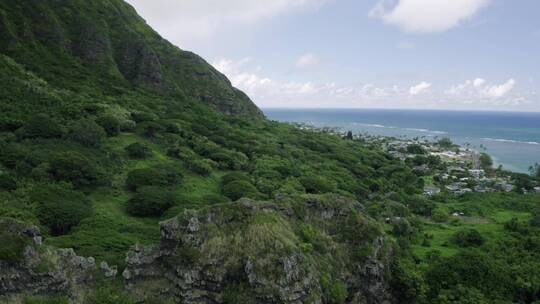 山和蓝色的海