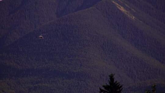 直升机在群山中低空飞行