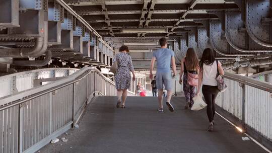 柏林桥下行走的人们视频素材模板下载