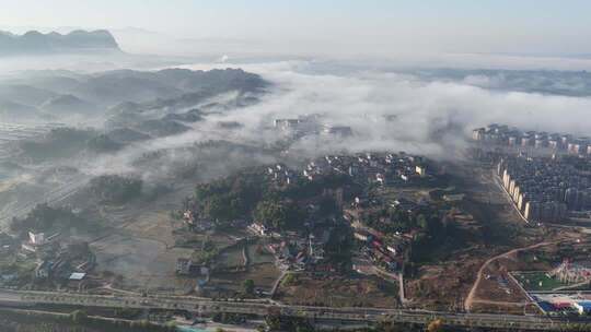 乡村云雾缭绕的航拍景象