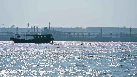 海边集装箱码头港口与渔船