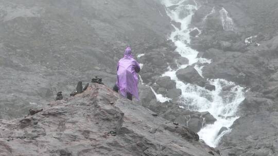 雨崩冰湖雾天航拍