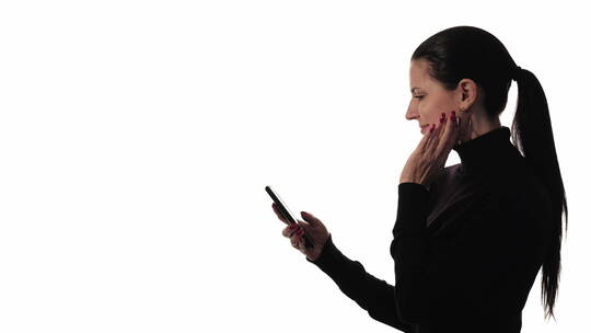 女人使用手机在线聊天