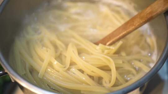 Fettuccine意大利面正在烹饪