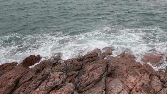 大梅沙礁石风起浪涌