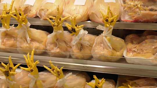 在市场或超市，柜台上有未割包皮腿的鸡