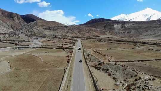 西藏昌都航拍川藏线东达山自驾游的车辆