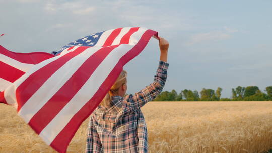 举着美国国旗的女人在麦田里奔跑视频素材模板下载