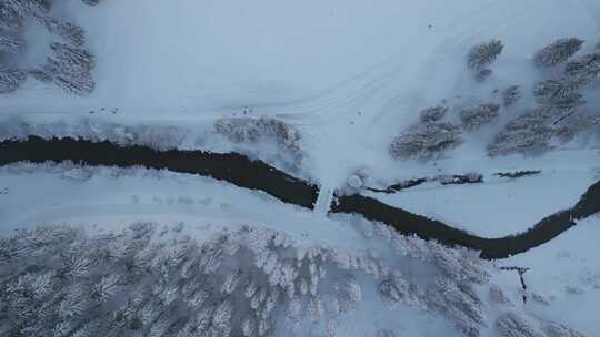 航拍雪后的森林河流