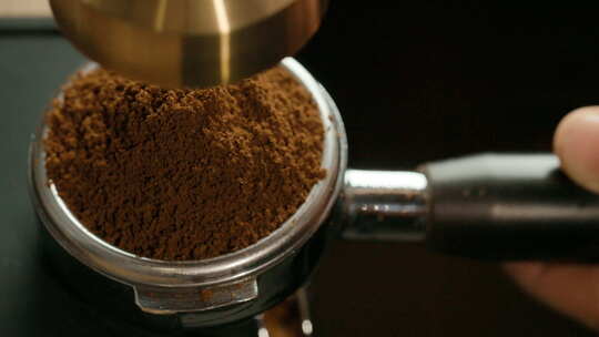 研磨机从咖啡机中填充烘焙咖啡