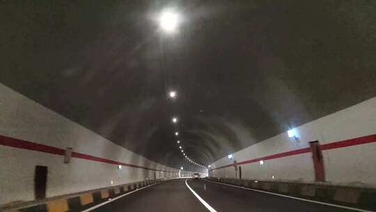 高速隧道至出口