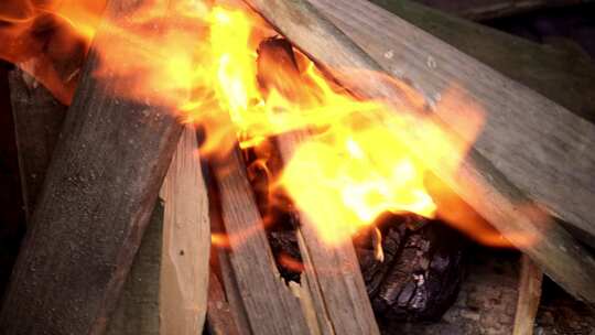 乡村的简易火炉用木柴烧
