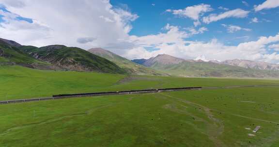 青藏高原雪山草原青藏铁路行驶的列车航拍