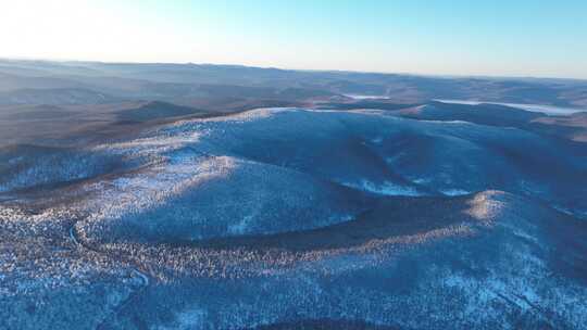 大兴安岭冬季林海雪原山峦起伏