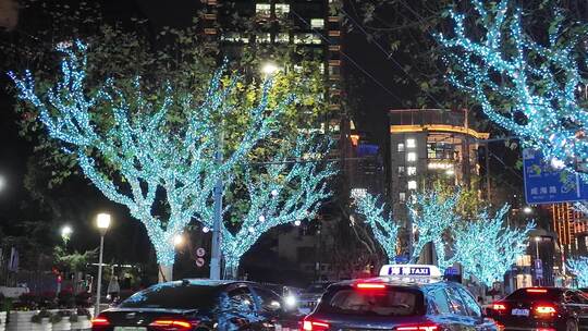 南京西路夜晚城市街道上车辆川流不息的景象