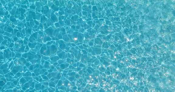 游泳池里蓝色反光的水