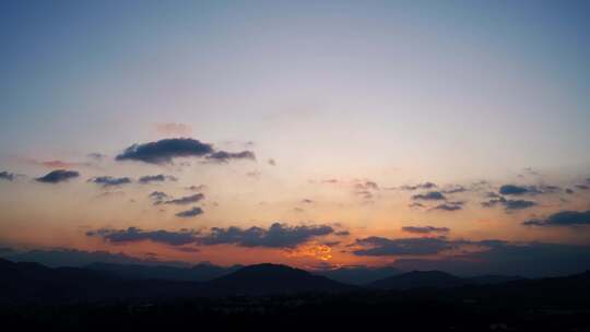 山峰晚霞天黑延时天空夜幕降临黄昏日落余晖