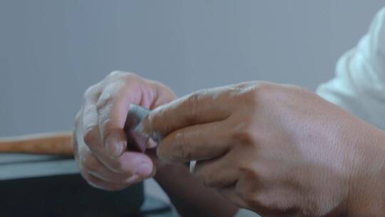 手工艺视频手工匠人锻银雕刻测量银板