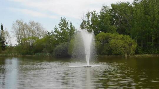 湖中央的喷泉