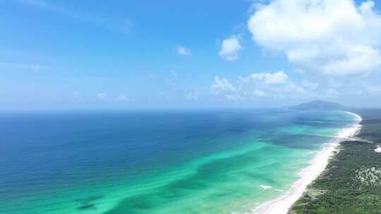 俯瞰碧海蓝天沙滩美景红色裙子