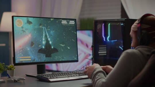 玩家在玩太空射击游戏视频素材模板下载