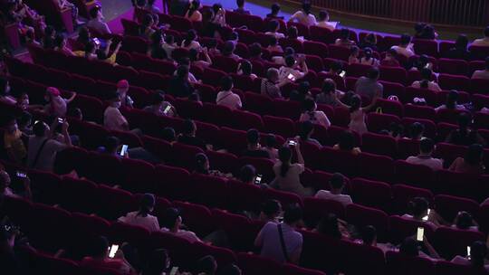 观众席上观看演出的人们视频素材模板下载