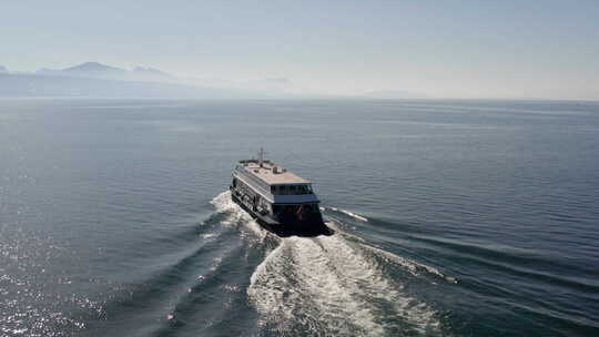 日内瓦湖上向地平线移动的旅游船天线